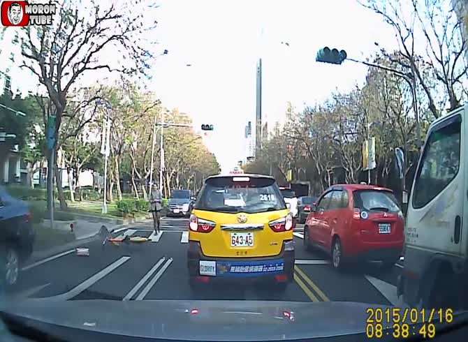 Video :Whoa, this biker nearly died in a traffic collision